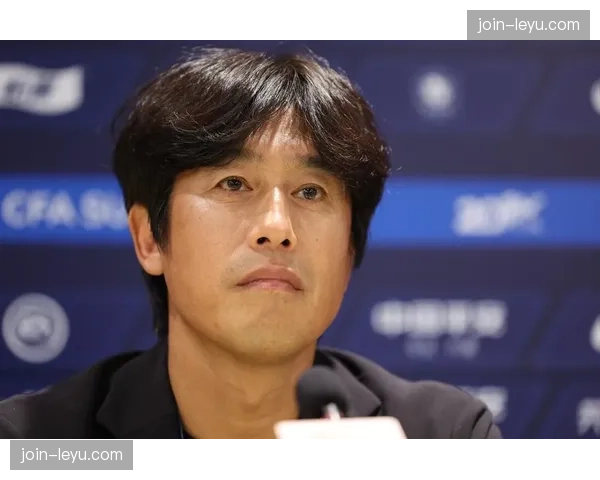 场边的指挥家：近距离观察成都蓉城主教练徐正源的临场调整