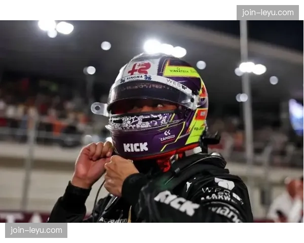 周冠宇在上海冲线后，于维修区通道向家乡车迷深情鞠躬